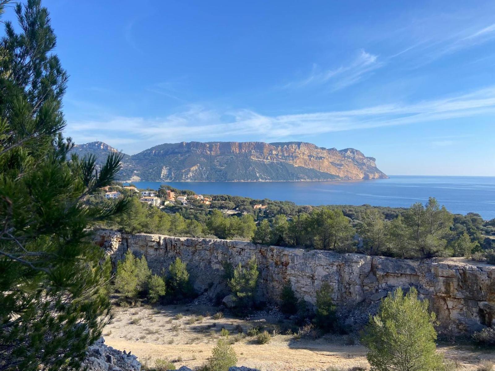 Отель Un Petit Coin Au Calme Carnoux-en-Provence Экстерьер фото